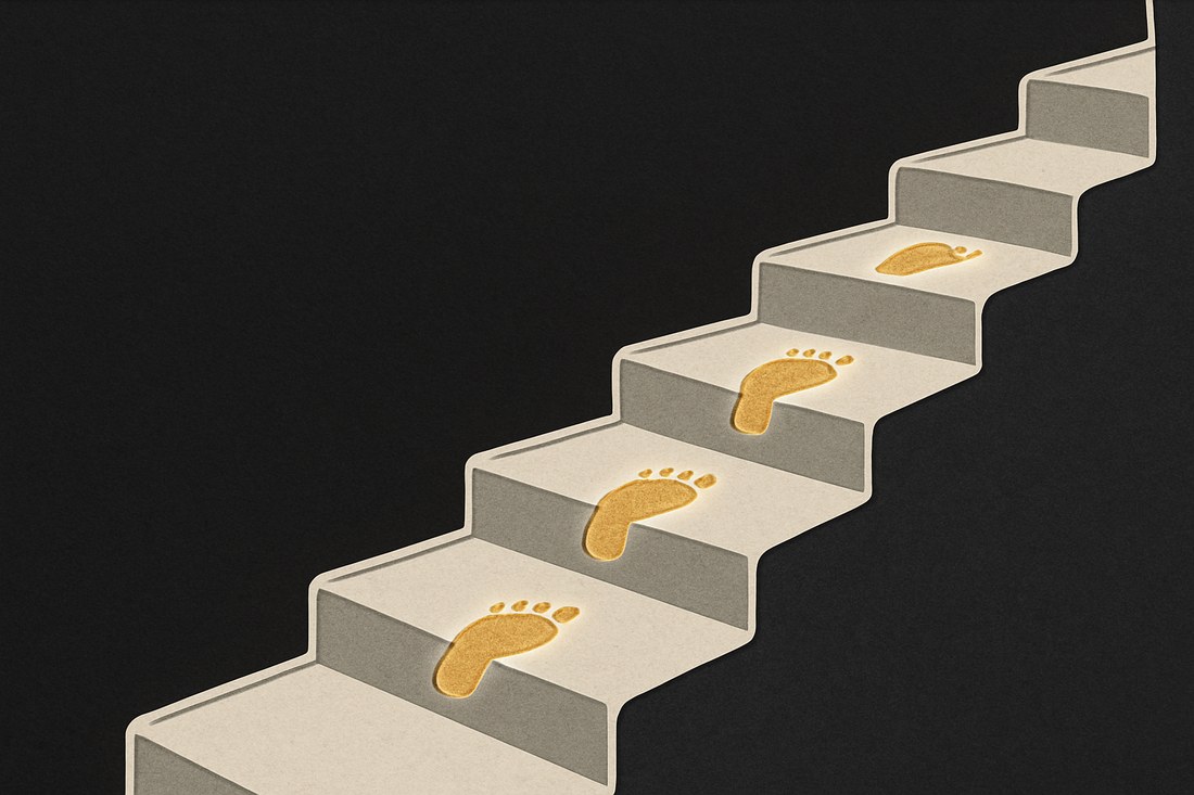 暗い背景の中、階段を一段ずつ上っていく金色の足跡のイラスト