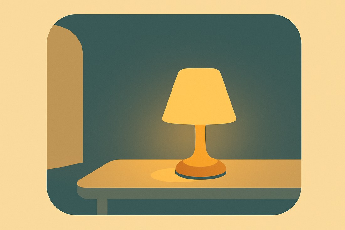 静かな夜の部屋に、小さな灯りがひとつ灯っている、穏やかで控えめなイラスト